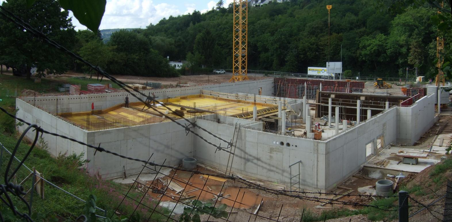 Hallenbad Konz in der Rohbauphase; im Foto ist links oben die Verschalung für das Schwimmerbecken zu erkennen.